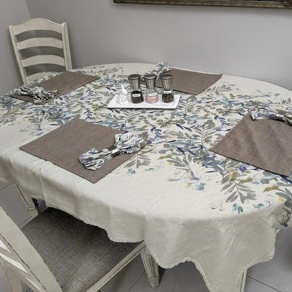 Tablecloth and napkins